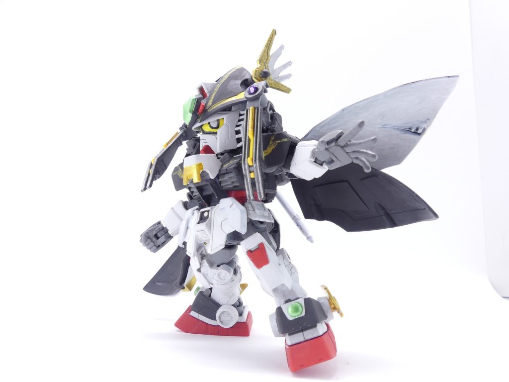 飛行スキル:GBNでおなじみ、ガンプラを飛行させる能力。「エバーランド」では、これらの能力は演者が考えた設定を尊重する。よって本機は多少なら飛行可能。EPを使用するため長時間は飛べない。マントはサラのスカートまま。二枚に展開します。なおマント内側にはガンダムマーカー月光蝶ホロシルバーを塗っていますが・・・素組み以外だとちょっと目立たないかな。