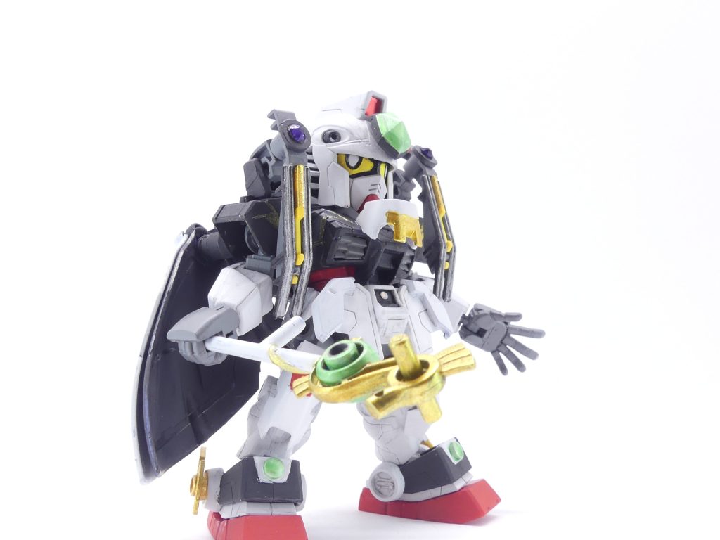 SDCSの仕様上肩アーマー・足首はフレームから外せる(前腕・足は固定)ほか、帽子は脱帽可能。アンテナも取れたりします。これらはのちの拡張を意識。アマミチの能力に合わせて進化するガンプラでもあるのです。※追記※足首は変えようかと思ったけど結局やめた