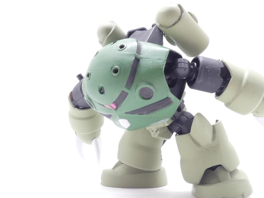 ミサイル発射管：武装面はバイスクローにメガ粒子砲と旧キットズゴックに準拠しているが、頭部のミサイル発射管には手を加え、フリージーヤード（ゲル状の対ミサイル装備）など多目的に利用可能。一番前・後ろは単なる３ミリ穴に改造。それ以外の４つはミニ四駆のハトメを使用しました。