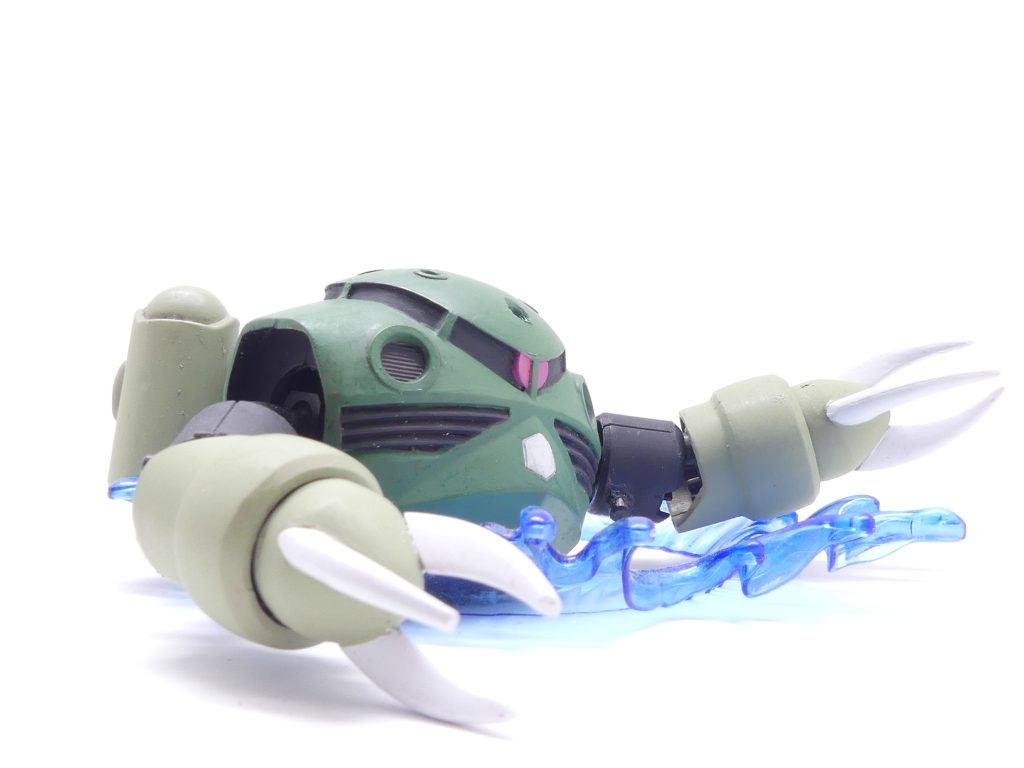 EXissue1「沼底ハイディング」 ･･･昔から、かくれんぼは大好きだ。誰にも捕まらず、誰にも見つからず、「勝つ」。その特技に近い才能が、今の私には性に合っているらしい。今日も私は、この地で「隠れている」。「エバーランド」。ＳＤガンダム使いが集う世界。私は、そこで活躍するガンプラビルダーの一員となった。やっていることは「かくれんぼ」。それをやりながら、旧キットのズゴックを３０ＭＭでＳＤ体系化したガンプラで「地図」を描いている。騎士、武者、コマンド。この世界は３つの「リージョン」に分かれている。各リージョンは同じような「ミスク」･･･黒いＮＰＣの襲撃を受け、現地のＳＤと･･･恐らく、ガンプラ達がこれの掃討に当たっているとか。そんな場所の堺にあるのが「川」。私はそこをねぐらにしている。川、沼、水中ならどこでも、私は隠れられる自信があるし･･･「ミスク」が何度も襲いかかってきたが、それは全て撃退した。そして、敵ガンプラ、もしくはそれに類する存在は、ほとんど現れることがなかった。大半のＳＤガンダムは、水が苦手なのだ。その優位を今の私は生かすことにしている。地上を移動する速度は他のガンプラに劣るが、水の中でならいつでも隠れていられるから。この地ではいろんな事が起こっている。大きくうねりだしている。・・・教えてほしい、「エバーブック」。君は本当は･･･７冊じゃ、ないよね？私、アキツ・イナホは、毎日のように呟いていたー（次回は初夏～夏頃更新。次回を待て！）