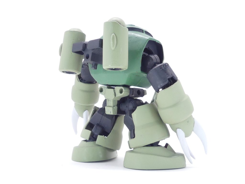 後ろから。基本は旧キットズゴック。筆者久々の旧キット作品です。身体内部には３０ＭＭの各種パーツからフレームを作って接着。腰はポルタノヴァまま、足は走行突撃メカから。腕蛇腹になる部分は戦国アーマーから。バックパックはシエルノヴァとオプションジョイントから。