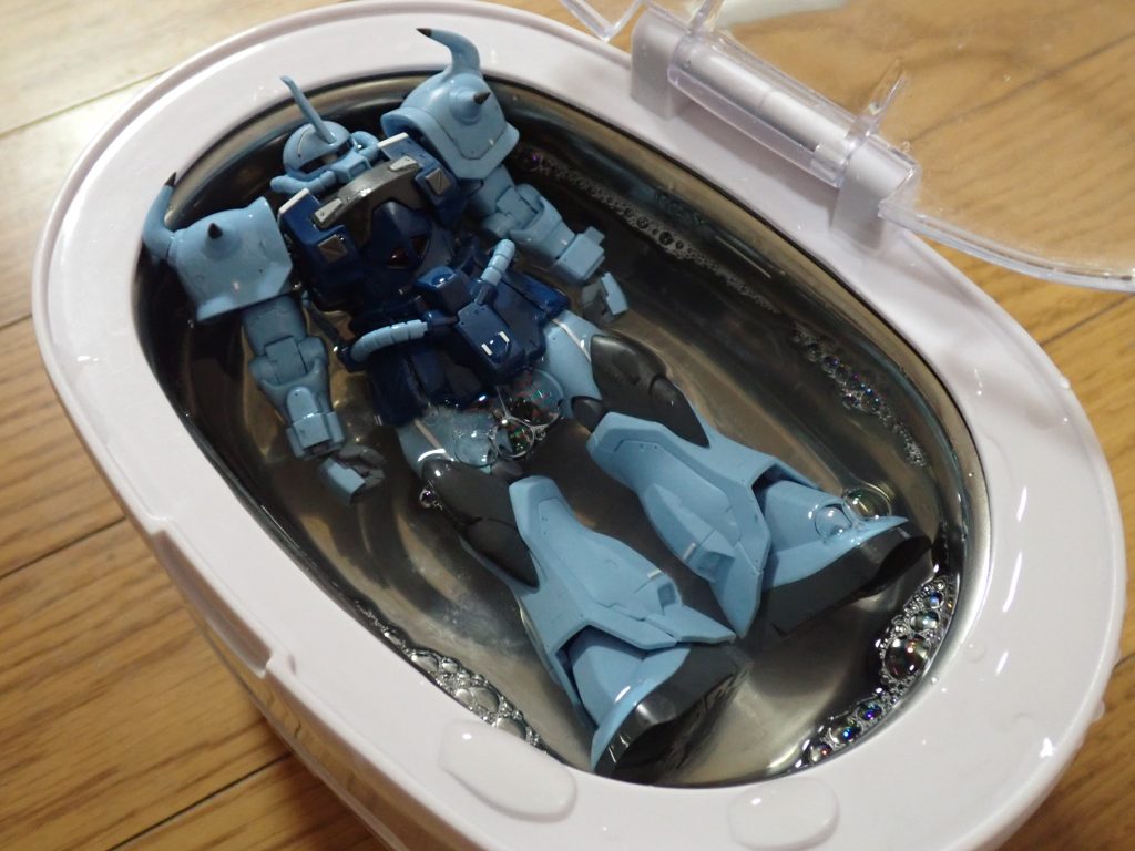 風呂に入らせている様子。すぐ粉まみれになるので