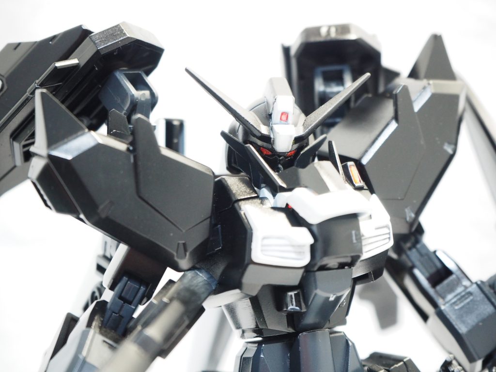 上半身アップ頭はフェイクνのヒトツメ部を削り、HGアデルで余剰になるAGE1の目周りを裏側削って合わせ込み、マスクはランナータグ盛ってこれまた削り形状変更。