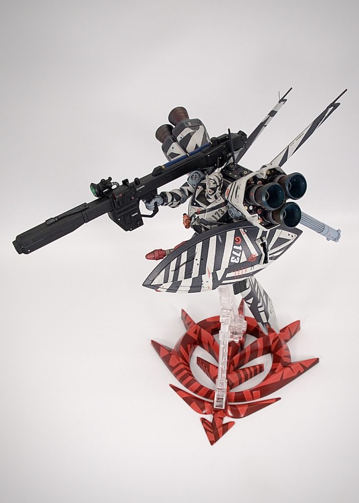 斜め上からゲルググのボディユニットに変えたので腰はスウィングします