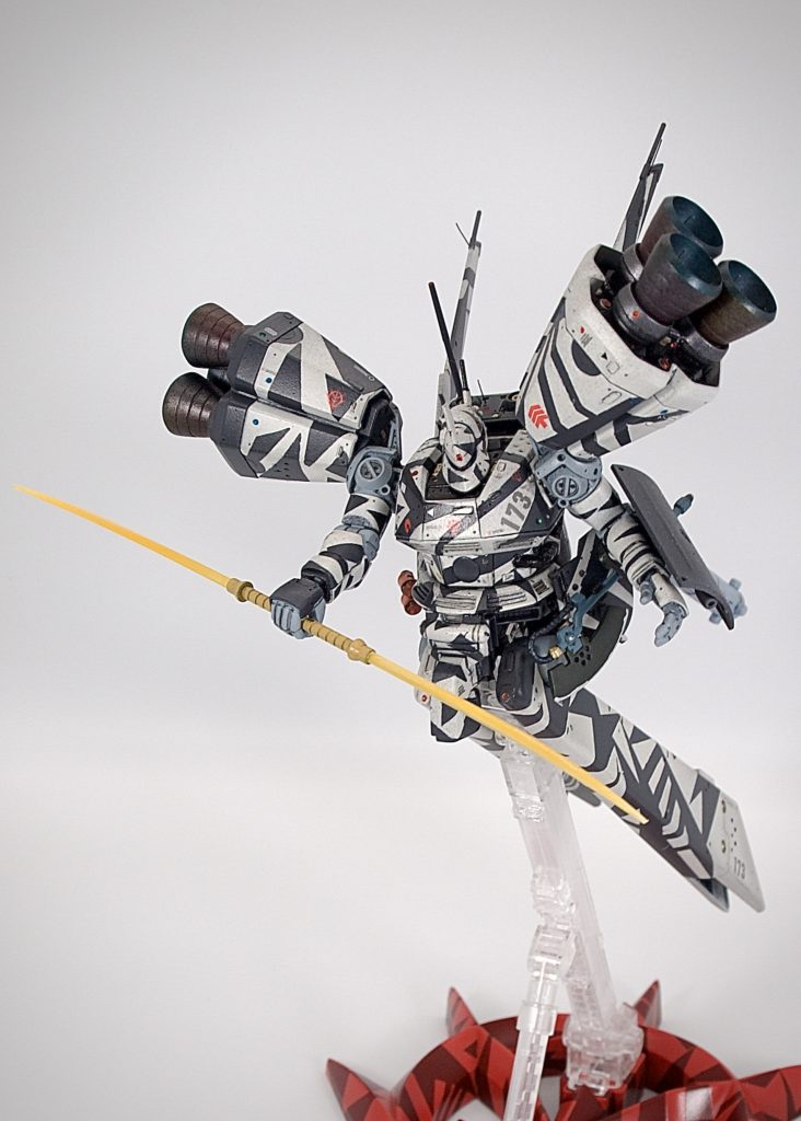 一応近接戦闘用の兵装も付けてますビームナギナタと左腰にはヒートホーク