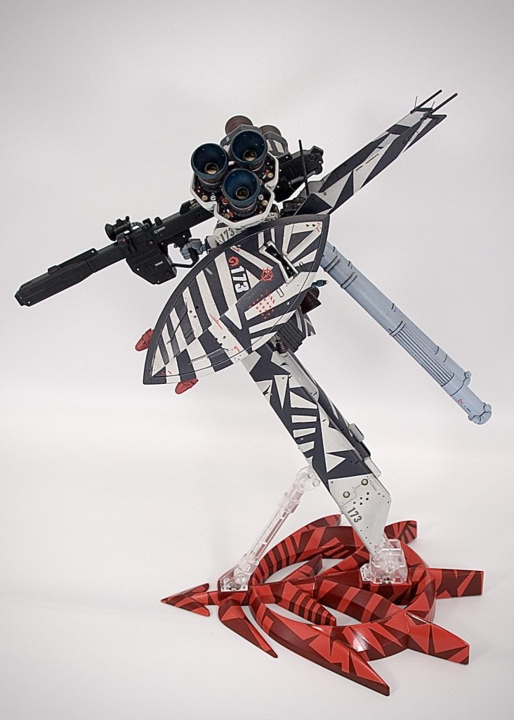 真横からプロペラントタンクはビルダーズパーツの物肩のバーニアを増設してメカメカしい感じのディテールを追加しています