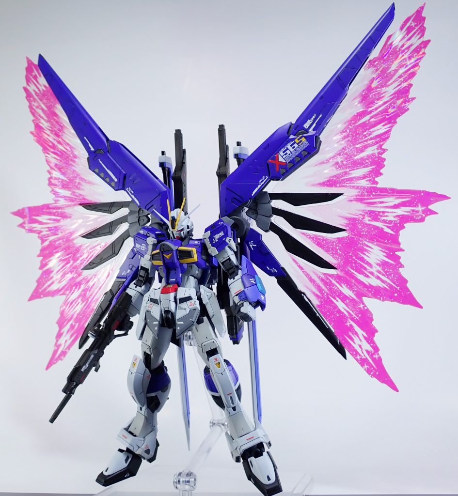 RG デスティニー用の光の翼も使用。台座に使うジョイントが使い勝手が少々悪かったので、バックパックで支えるものをジャンクから製作しました。
