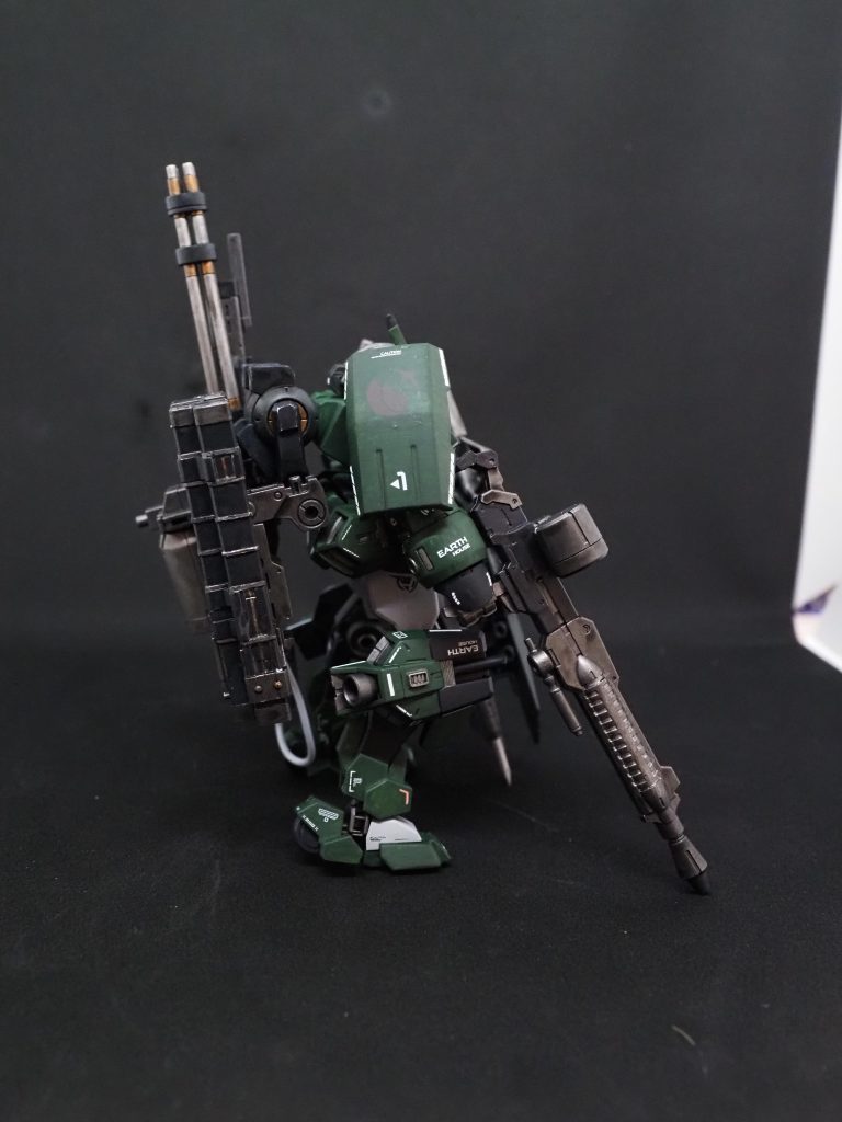 サイドから大型ミサイルランチャーも取り付けて、物々しさがアップですね。