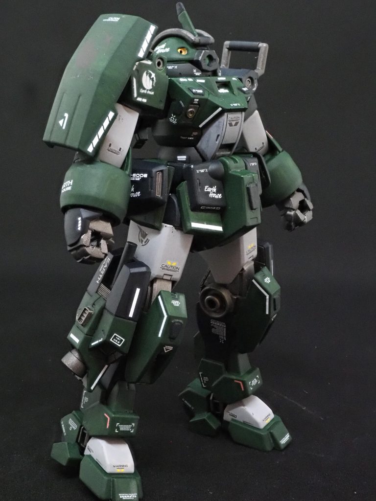 腰のサイドアーマー追加とフロントアーマー拡大して、塗装&デカール実は私、原作知りません。アースハウス??何だろコレ?専用デカールにやたら書いてある?地球のお家??原作見たり調べればわかるんだろうが····とりあえずEARTHHOUSE部隊と言う事でこの時点でカッコよい。カラーはアクリジョンの暗緑色。塗ったらムラだらけに😓😓しかしつや消しトップコートでキレイに!つや消しトップコート様バンザイです🙏🙏
