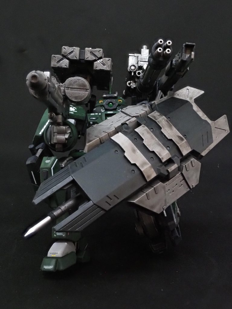 拠点防衛運用イメージ。シールドでしっかり防御出来てる感じシールドにパイルバンカー、両足にビームサーベル等あるので接近戦も対応可能。 というか?足裏にタイヤみたいなのついてるローラーダッシュ出来る。ヴァンツァーや!!フロントミッションやだから重武装似合うんや!!ローラーダッシュからのパイルバンカーはシビレますよね😍😍