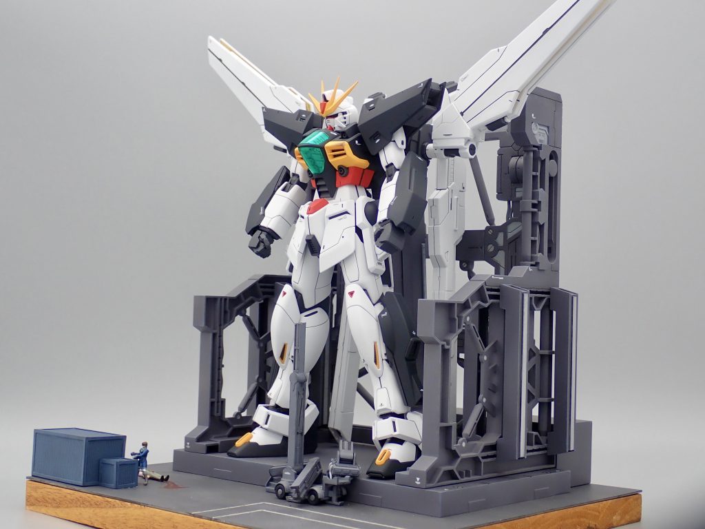 MGのダブルエックスは出来が良いのでリフレクターのヒンジを減らしてスジボリを掘り直しただけのストレート仕上げです。