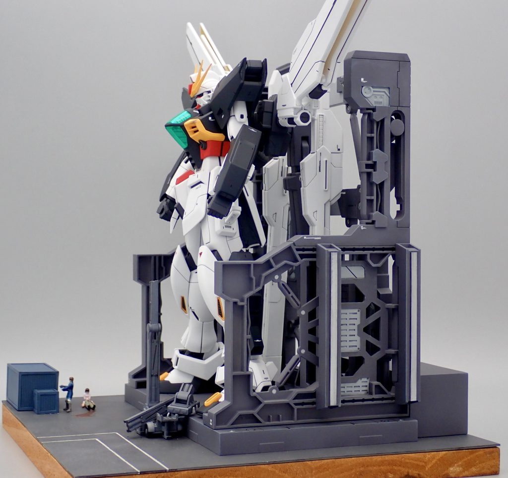 ガロードが跳んだ直後に昇降用クレーンがロケランで破壊されているので左胸にだけ煤汚れを追加しています。