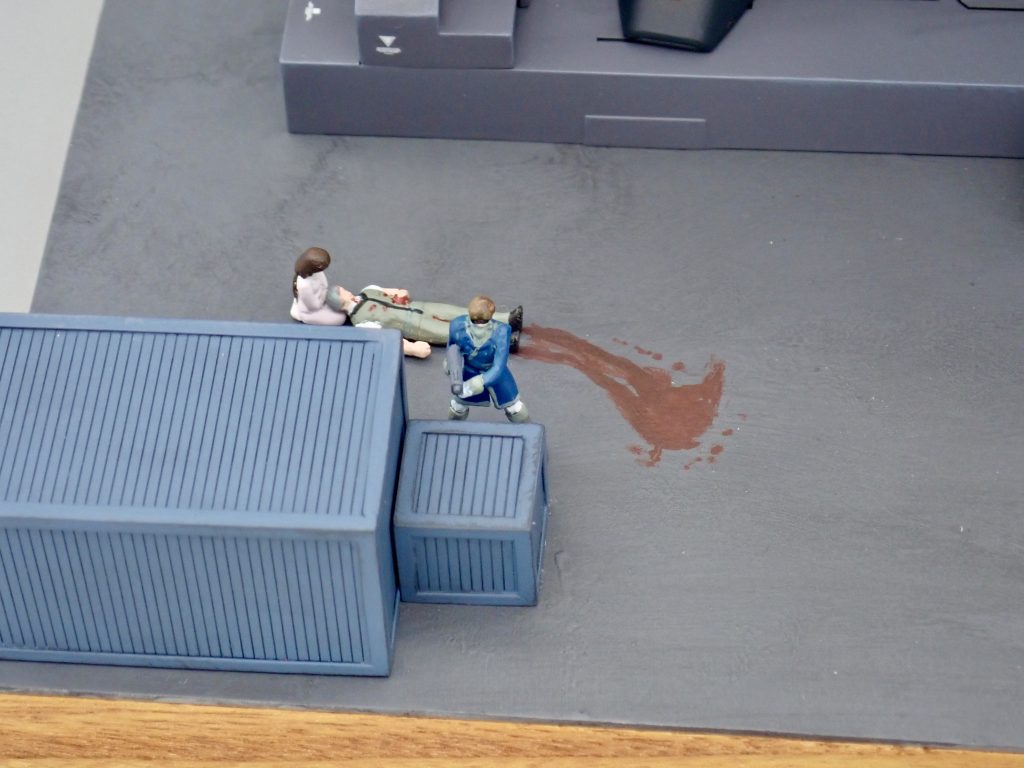 1/100の役者たち。ティファは体勢を変えただけですが、ジャミルはゼクスとムウから、カトックはスミルノフ少佐からの改造です。コンテナはエバグリプラ材からの自作。