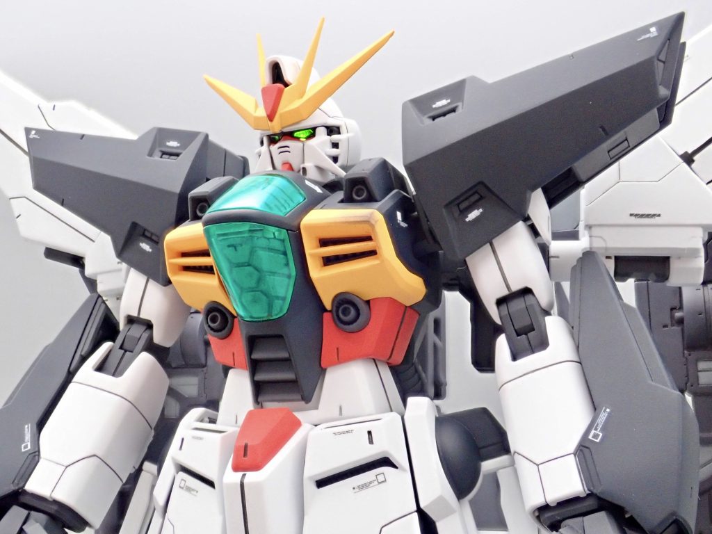 頭部にLEDを仕込んでツインアイの発光ギミックを追加しました。