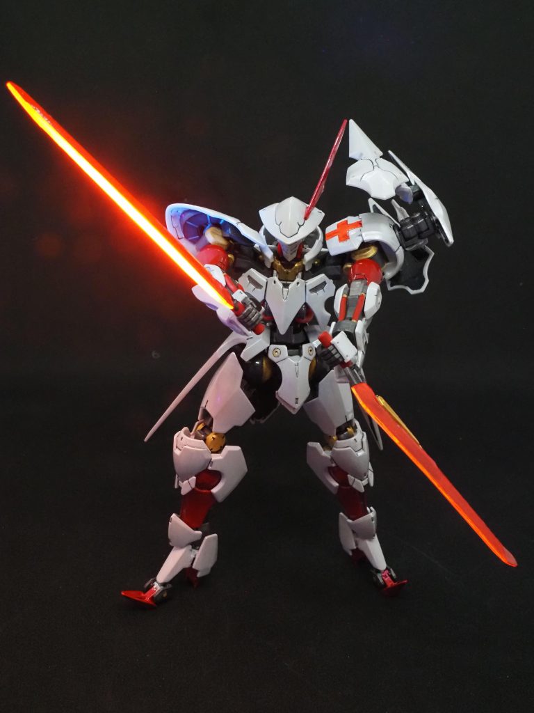 刀身と肩の赤十字にガイアラッカーの蛍光レッド。スーパージュラルミン→メタルカラーウルトラシルバー→蛍光レッド→クリアーレッドでめっちゃ厚塗り。ものすごい光ます。びっくりです。ムラだらけだけど満足です。