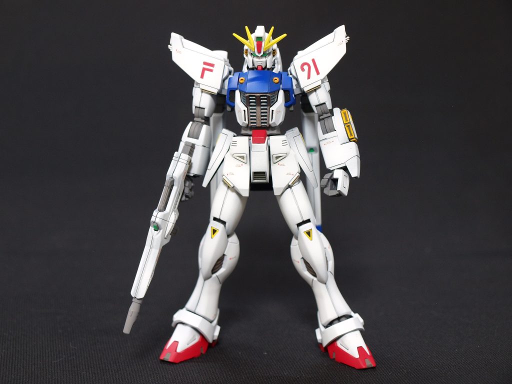 全塗装しました。塗り分けやばかったです。マーキングシールはマスキングとして使用しました。カラーレシピ・・・（　）内塗料の種類白：ガンダムカラーホワイト（水性ホビー）青：ガンダムカラーブルー＋色の素青３０％（水性ホビー）赤：ガンダムカラーレッド（水性ホビー）黄：ガンダムカラーイエロー（水性ホビー）センサー部：蛍光グリーン＋エメラルドグリーン（アクリジョン）間接：グレーバイオレット（水性ホビー）バルカン、マシンキャノン：オレンジイエロー（水性ホビー）バックパックバーニア：シルバー（水性ホビー）バーニア内部：オレンジイエロー調色（エナメル）