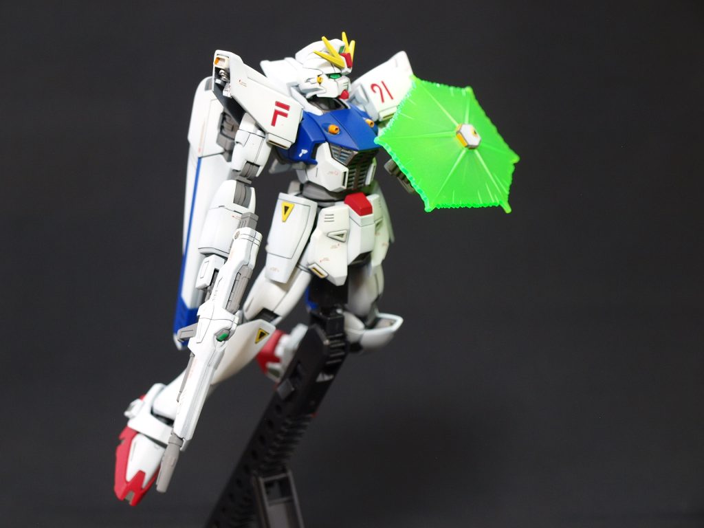 デナンゲーの攻撃をビームシールドで防ぎ。