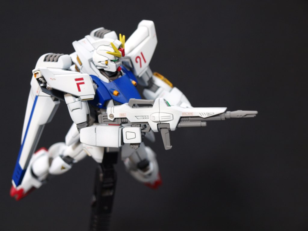 黒の部隊を狙い澄ましてビームシールドを貫き撃破。