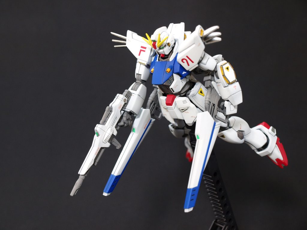 ビギナギナに対し、ビームライフルとV.S.B.R(ヴァリアブル・スピード・ビーム・ライフル）で応戦。