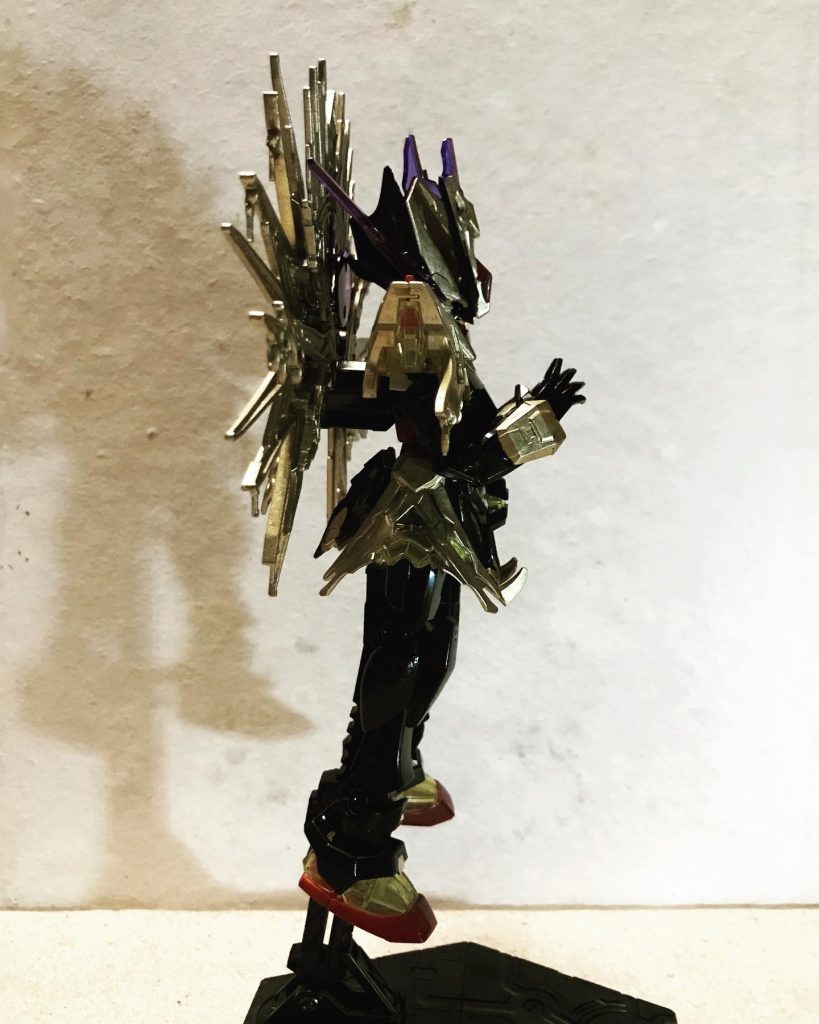 右サイドから!拝む手パーツはEGには無くHGにしかないようなので、EGのガンダムでは拝みポーズは不可能ですね泣ガンダムに拝ませてみましたが、DB天津飯の気功砲!?聖闘士星矢のバルゴシャカの天舞宝輪!?ところで、セイントの中でバルゴのシャカが1番好きです😉