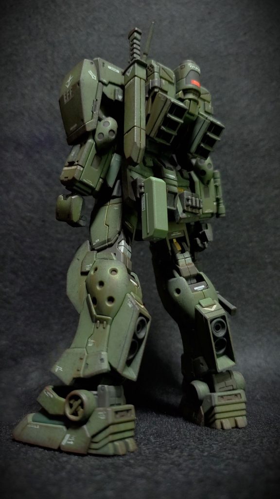 塗装は各モールドをクレオス522番の土地色、膝関節の一部をゴールドとシルバーで部分塗装しています。