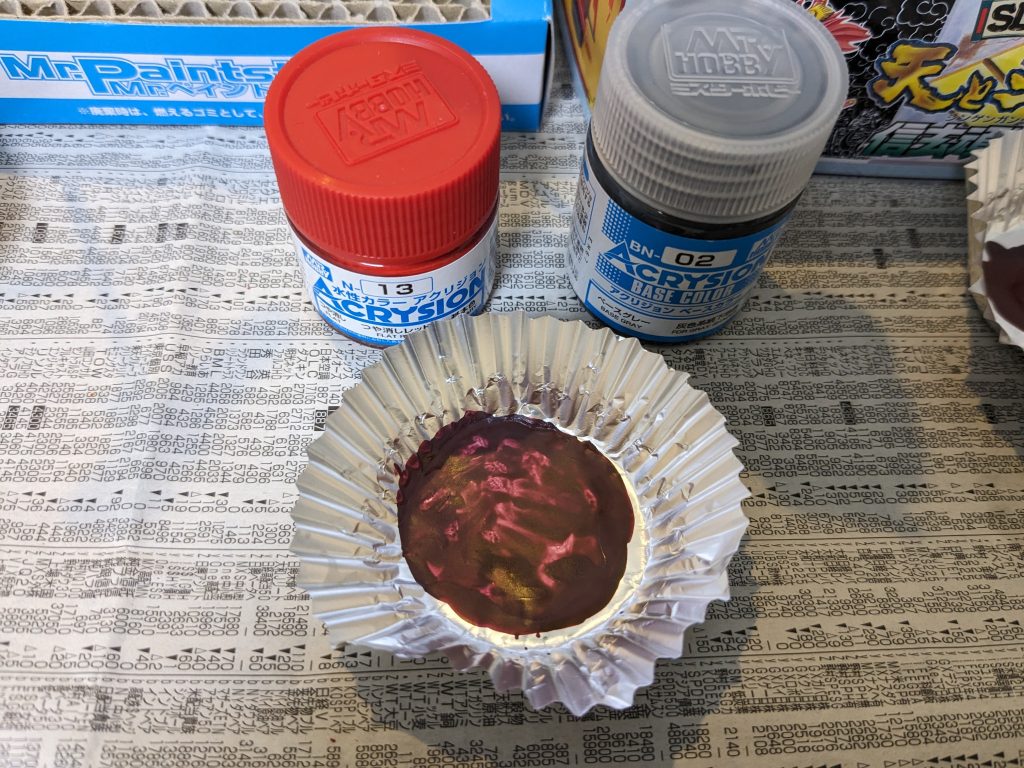 何となくアクリジョンのベースグレーと赤を混ぜたら不気味な紫に調色されました。この色で顔、腕を塗っていきます。