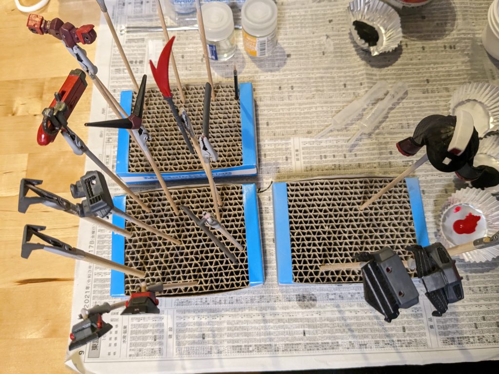 筆塗り作業風景。色数は少なめで、BB戦士特有の細かい塗り分けも無く、楽に塗れました。この後ウェザリングしていきました。