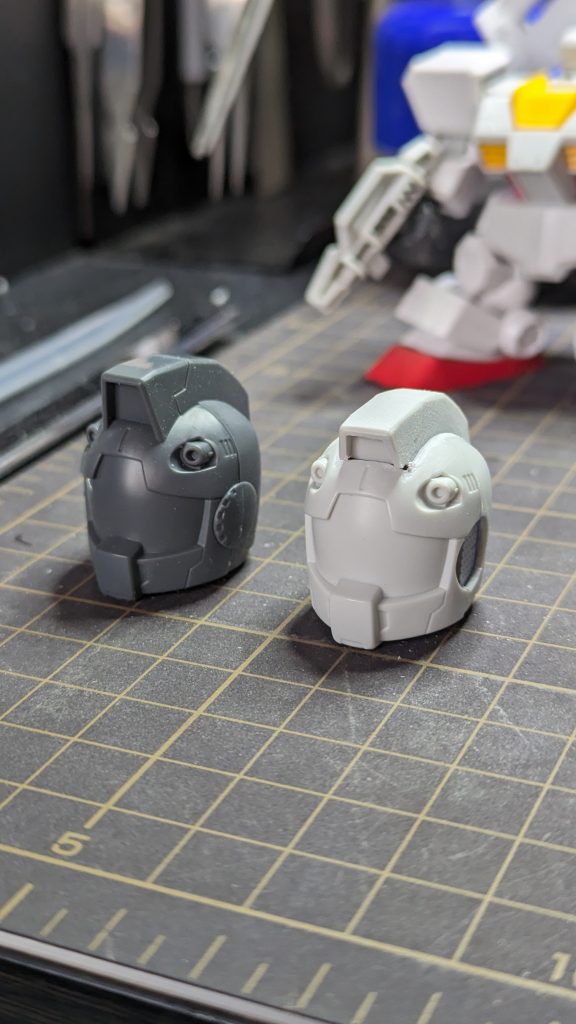 制作途中はこんな感じで~ジムヘッドは縦長な印象だったので、合わせ目接着後、トサカをきれいに切り取り、元のピンを上方にずらして接着すると、簡単に下げた状態に出来ます。あとは隙間をプラ板やパテで埋めるだけです。結構大変でした、、、