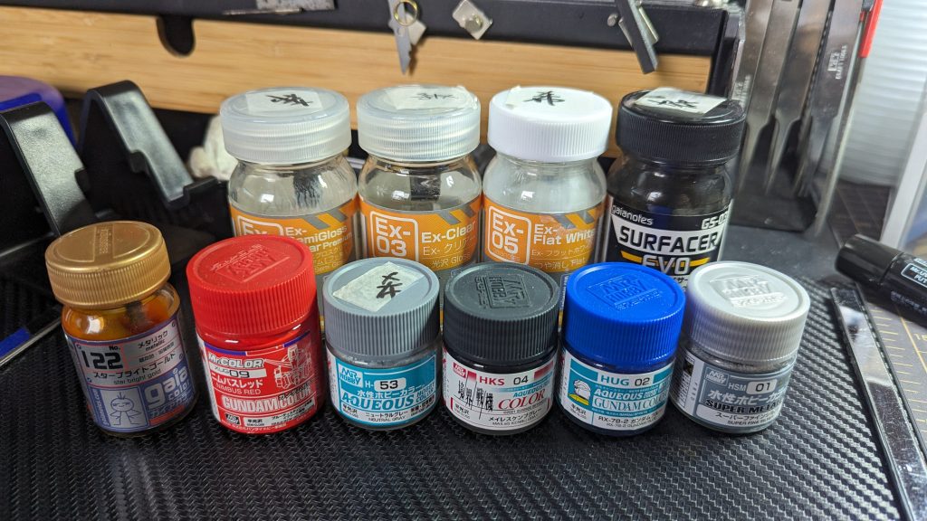 追記使用した塗料はこちらになります。黒サフ→EXホワイトを吹いてから各色塗りました。今回は細かい塗分けをしていないので、マスキングはそこまで大変ではなかったです。
