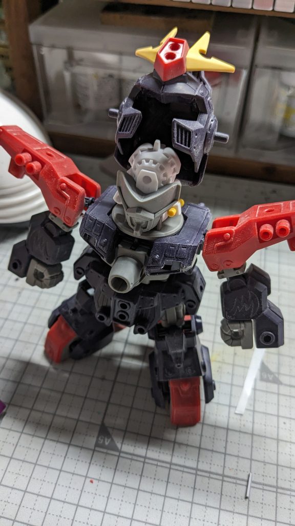 素組と下地処理後の状態です。シールを貼るとそれなりにはなるのですが見た通り色が全然足りません。