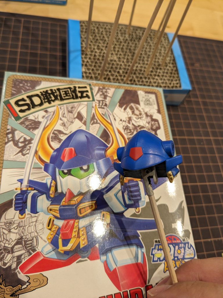 制作途中。青色も2,3回重ね塗りしています。