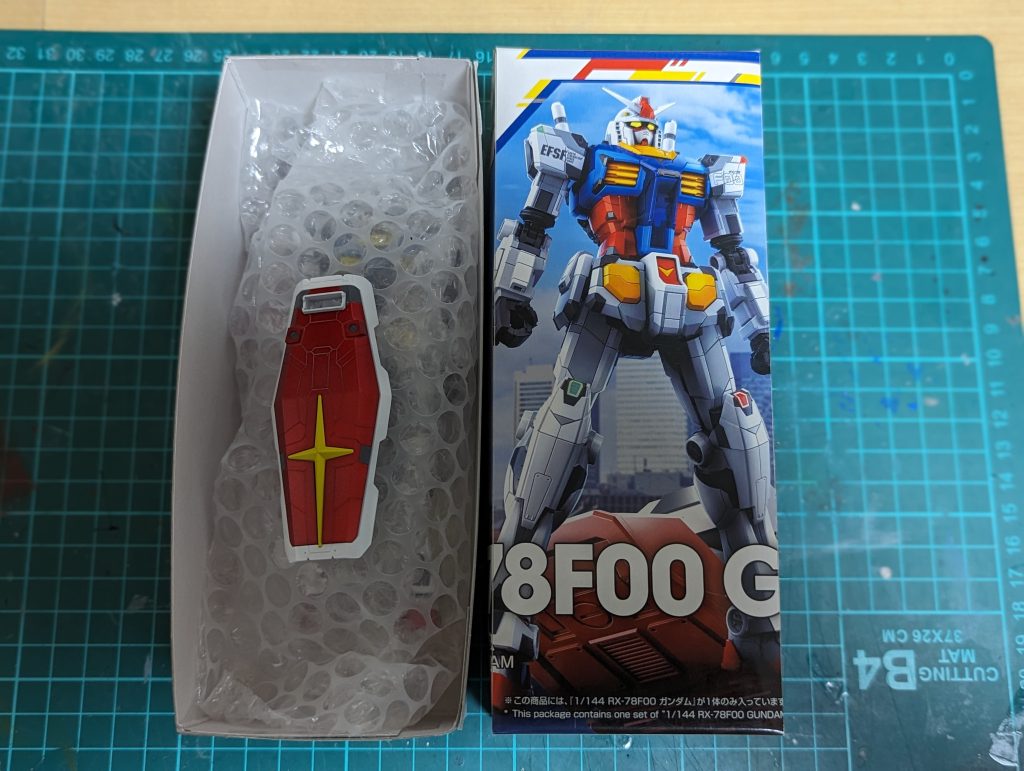 今回もパッケージを使った収納箱、いい加減に慣れてきて蓋の位置がベストショット