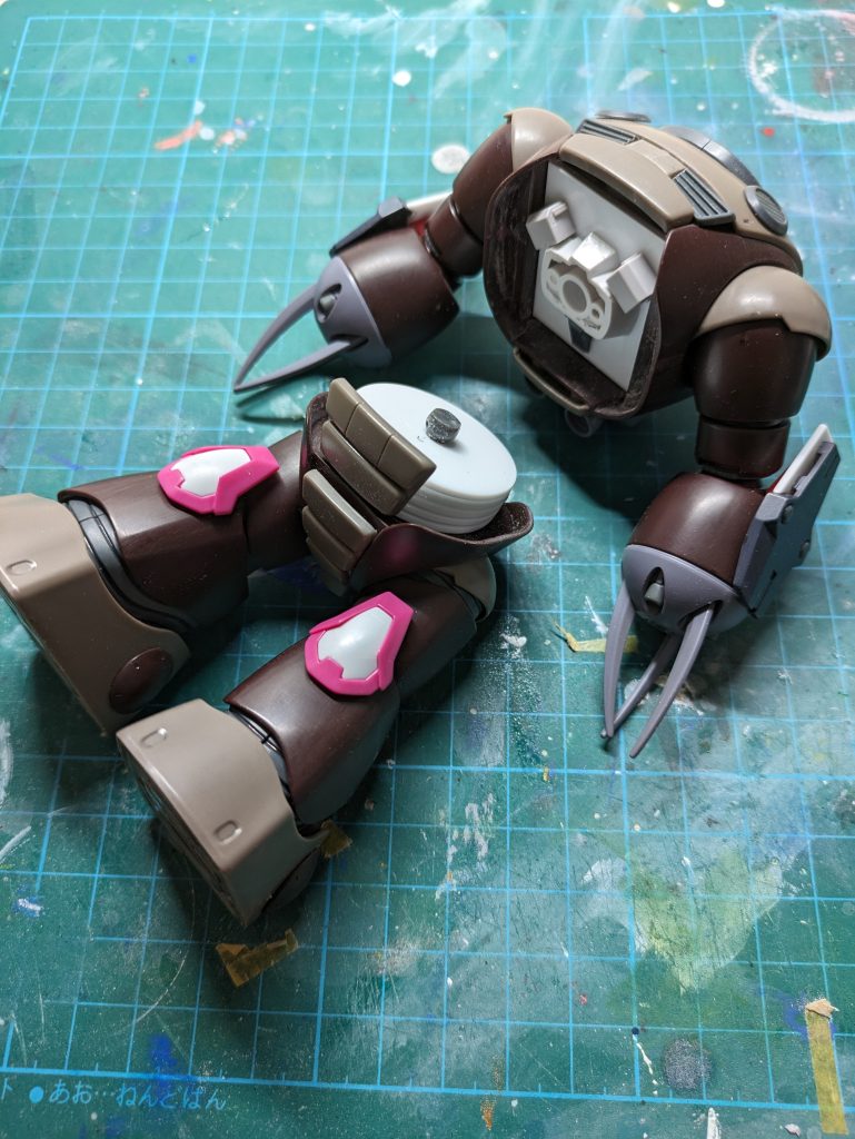 腹にプラ板で蛇腹の関節を仕込みました