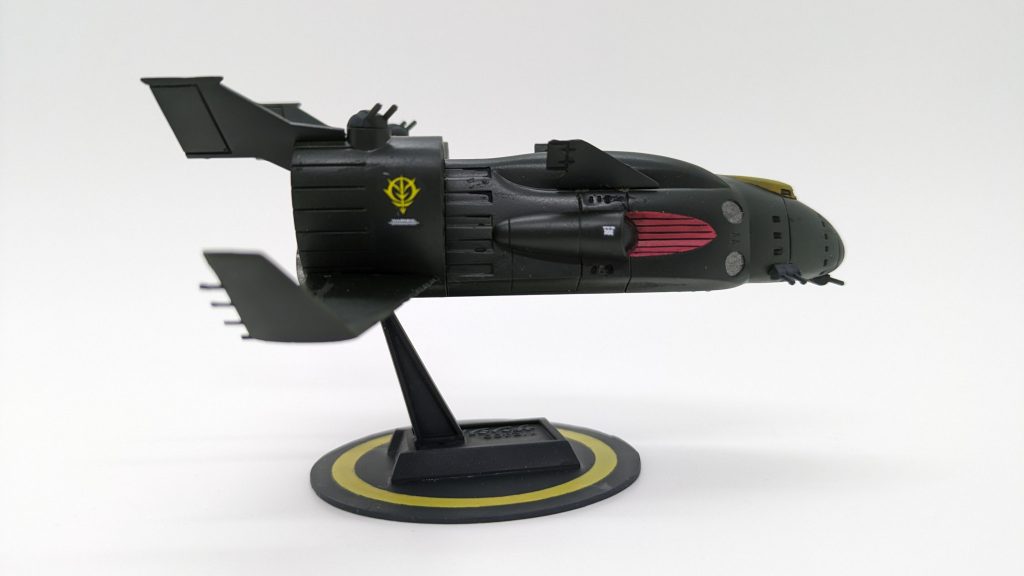 磁石の重さで重心が後ろに寄ってしまって、付属のスタンドだと自立が難しくなったので、プラ板を円形に切り出して設置面積を増やしました。