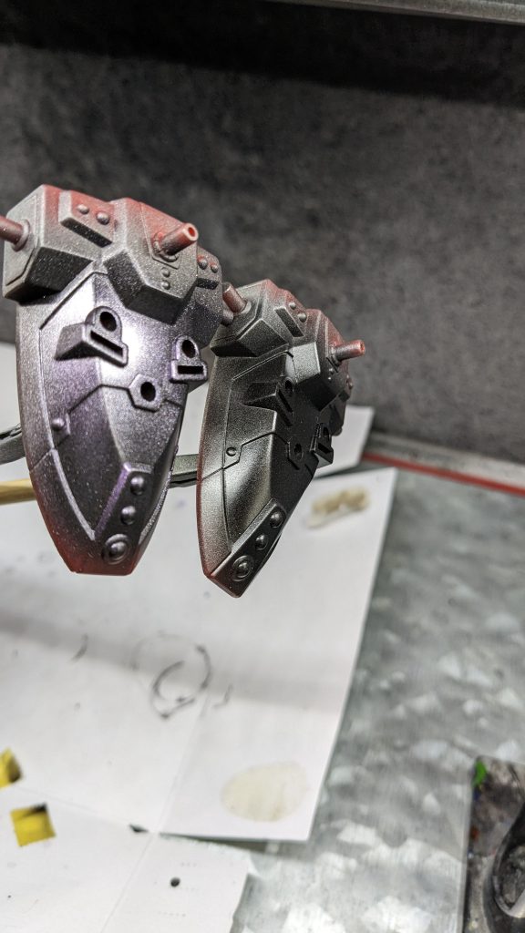 基本塗装。奥がサフの上から黒のみ、手前がシャバシャバにしたメタルパープルを軽く乗せた状態です。