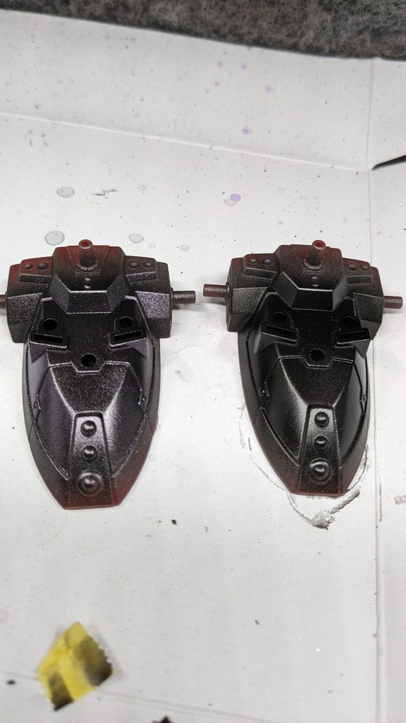 横に並べてみます。左は黒とも紫とも言えないような微妙な色合いの黒紫になりました。