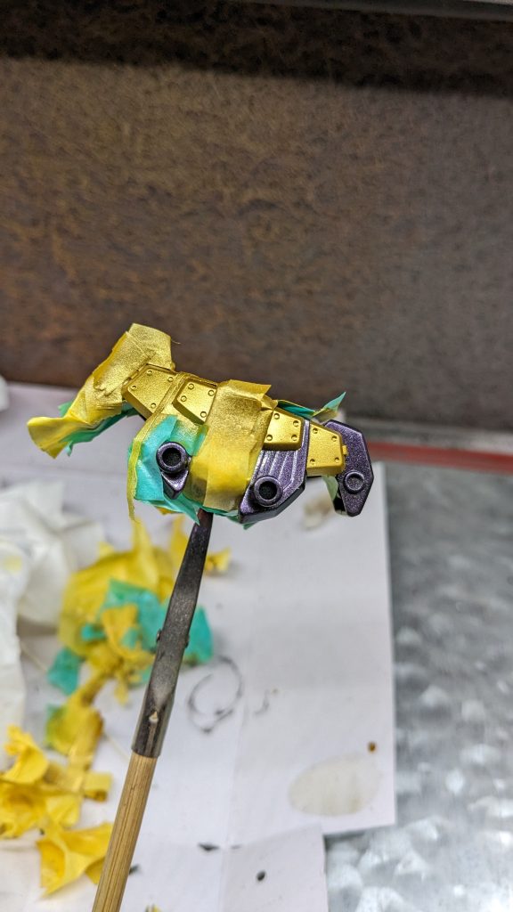 黒紫にマスキングして金を塗った後マスキングを剥がして、再度マスキングしてガンメタ部分を塗装しました。