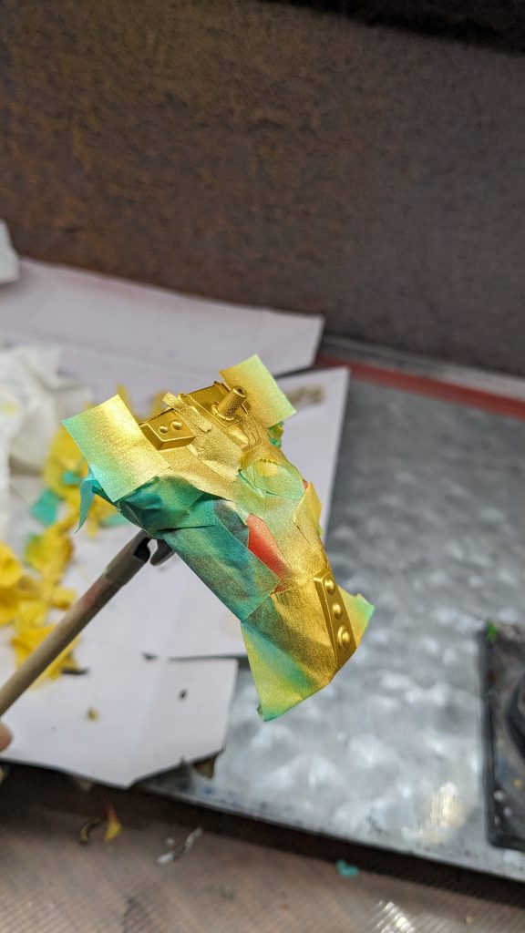 黒紫の上にマスキングして金色を塗装!因みに今回初めて使ったガイアのスターブライトゴールド。近場で買える場所が出来たので導入してみました。