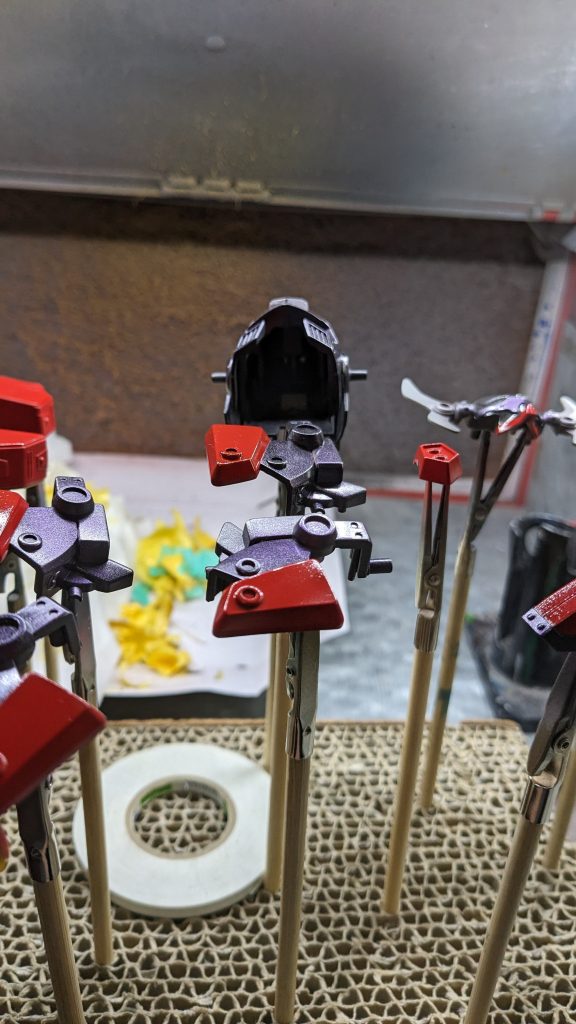 塗分けはアクリル塗料で黒紫→赤→金→ガンメタの順でやりました。肩等の細かい部分の黒だけエナメルで筆塗してます。