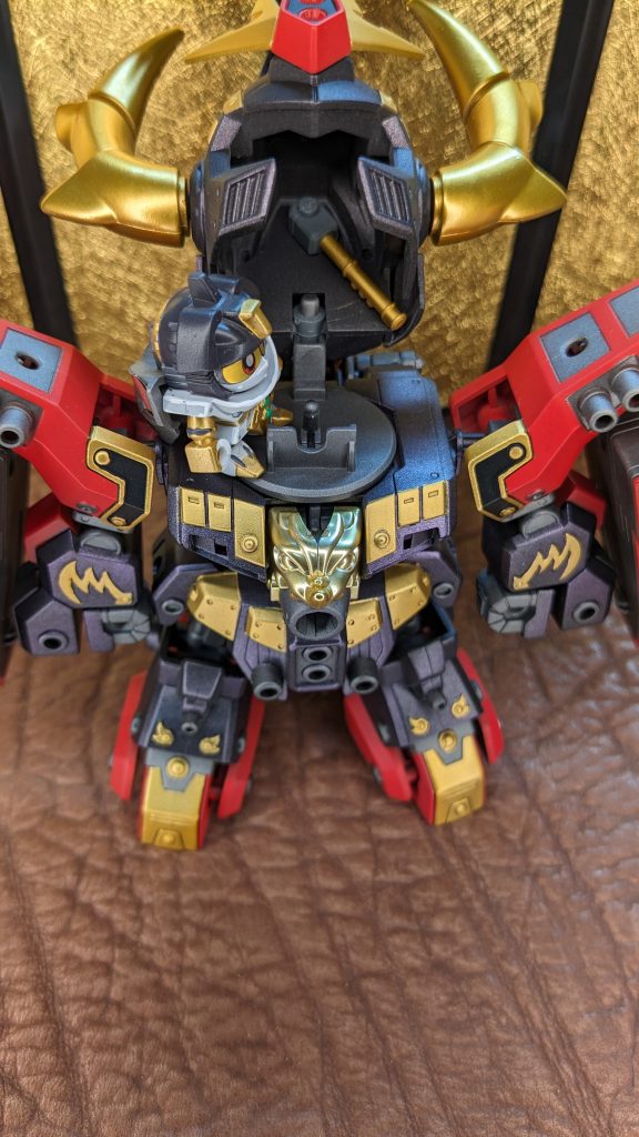 脳みそじゃなくて斎造君の頭の後ろでした。斎造君の背筋はサイコガンダムの顔になってます。兜の中身に3ミリの穴を開けて、笛をマウント出来るようにポリキャップを仕込みました。