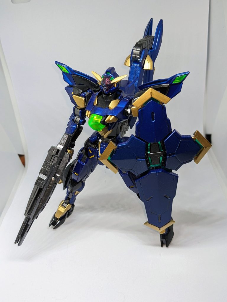 フォース【Knights of Gold】のサブリーダー・アルヴィスが作成し使用するガンプラ。「スカージ」とは「天災・災害」の意味で、またケルト神話の氷の巨人『スカジ』をもじった名前でもある。得意とする戦い方から通称「氷の魔術師」と呼ばれる武装は手持ちのスカージライフルとスカージシールド、背面に搭載したスカージキャノン、胴体部のビームバスター、頭部のビームバルカン、それにヴェイガン機共通のビームサーベルを装備している