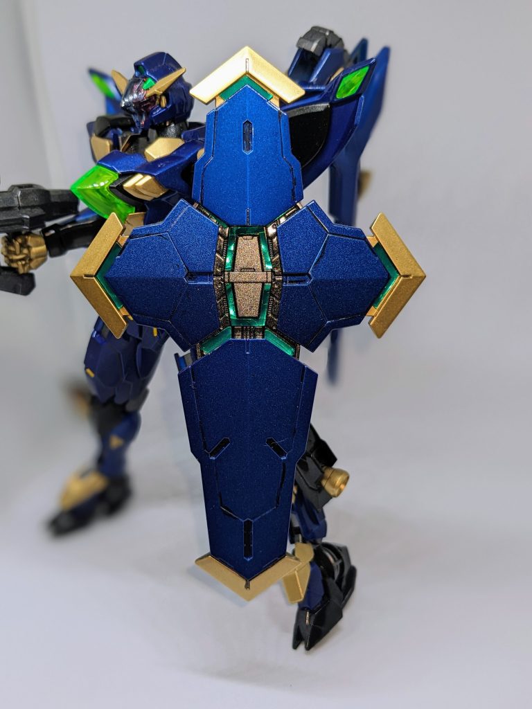 スカージシールドレギルスのシールドと同じくビット発生器を備えた盾。このガンプラの主力武装であり盾というよりもビット発射装置としての機能が重視されている。氷の刃のような形状のビット「アイシクルビット」を発射し、まるで冷たい嵐を連想させる攻撃から「氷の魔術師」の二つ名が付けられた。また攻撃だけではなく氷の壁「アイシクルウォール」を形成し防御にも使用可能。必殺技はビットの能力を全開にし相手を巨大な氷柱に閉じ込める『アイシクルディザスター』盾自体はベギルペンデの物の流用です