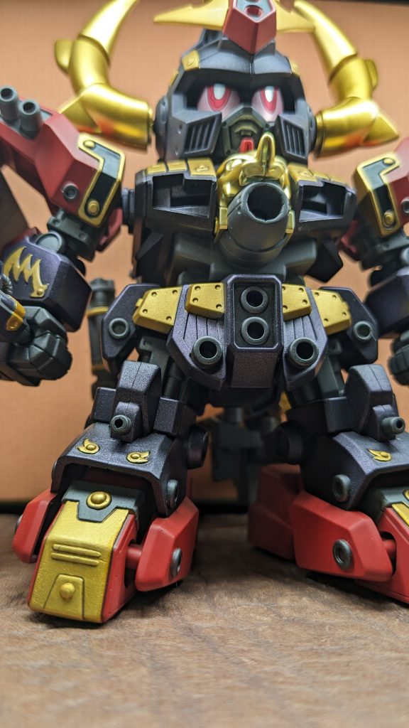 正面!普通のBB戦士と比べるとかなり大きいキットで、ギミックが多めなので中身も密度感があってズッシリ重いです。黒で塗装した上からシャバシャバにしたメタルパープルを少しずつ吹いて重厚感のある紫がかった黒に塗装してみました。4色の塗分けが必要なパーツが多かったので塗装はヒーローズ並みに大変でした。