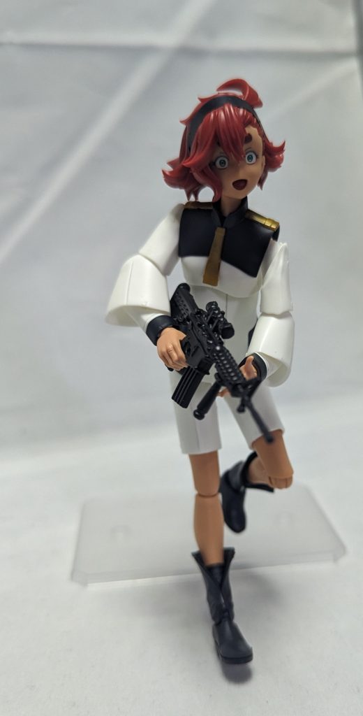 スレッタ付属の持ち手が軟質パーツなのでちょっとキツめではありますが持たせる事は可能ですね、ただトリガーには流石に指はかれられませんでした。セットには4種共通のスタンドの他にトランシーバーやスタングレネードなんかもつきます。今回は使いませんでしたが小物あるのは良いですね。