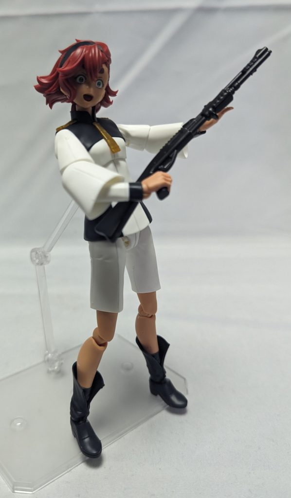 次はショットガン。これも、ワンパーツで2丁付属、あと手榴弾とショットシェル、シェルBOXが付属と小物も充実していました。…しかしながら取り回しが難しい、というかスレッタの制服の可動範囲がこの手の銃と相性がクソ悪いせいでろくにポーズ取れませんでした。こんな事なら素直にふみなパイセンに持たせたほうがよかったかも…。スレッタ「 …」はい、すみませんでした…