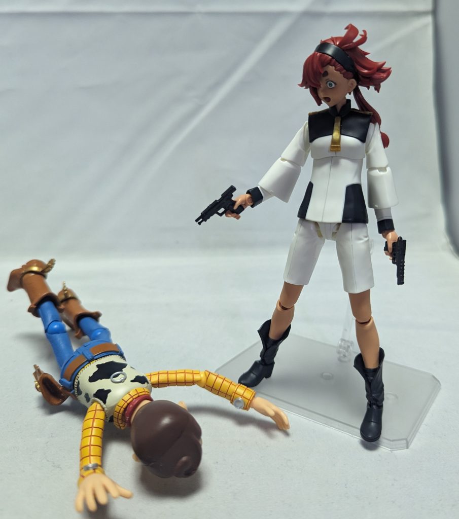 あとスライドが後退した状態のものも2種付属、撃った直後とか再現も出来るので中々遊べますね。