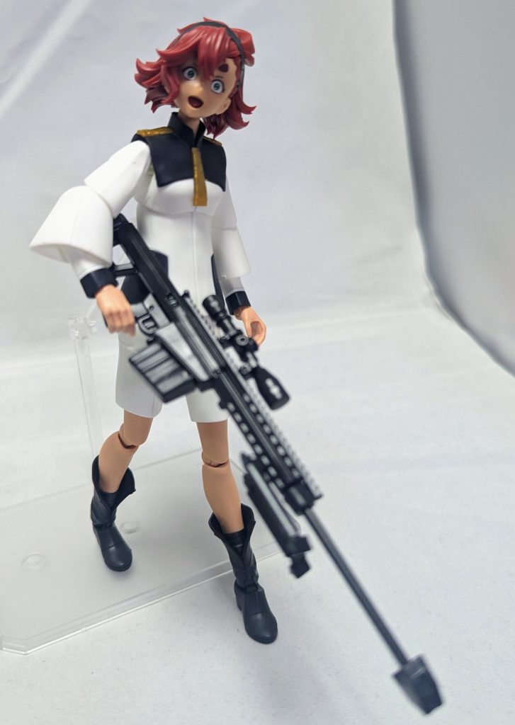 最後はスナイパーライフルです。このシリーズの中では１番の大物、付属品は無い代わりにこれだけ組み立て式で造形もかなり良いです、構えさせようとしたけどやはりスレッタでは無理でした。