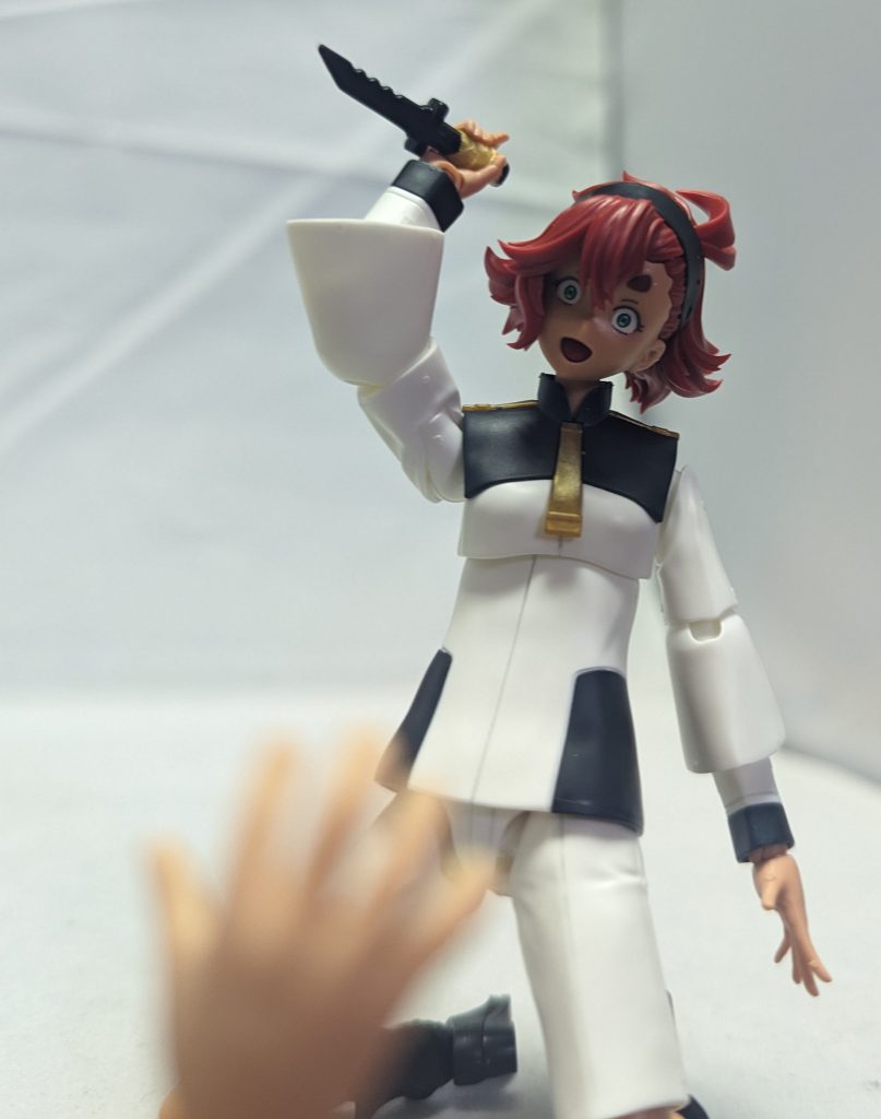 今回スレッタに持たせて１番合いそうと思ったのはこちらのナイフですね、コレは個別販売ではなくハンドガンに付属で2本ついてました。持ち手に比べると柄が細いのでそのままでは保持は難しいのですがガンギマリ顔の病み具合いと妙にマッチしていてかなり合ってますね、夢に出そう…