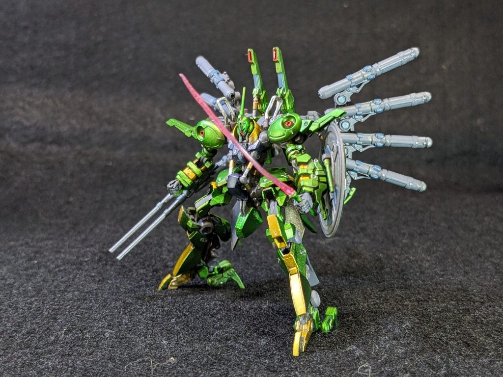 塗装はマッドキャンディ塗装です。(写真は思った以上に黄緑になって、計らずも設定の色に近くなりました。)