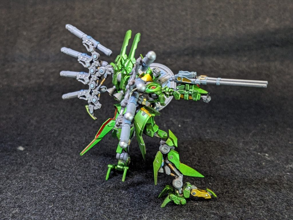 黒サフにレッドゴールド、その上からクリアイエローとクリアグリーンで塗り分けました。 (写真では随分黄緑色になってます) ライフルはリトルアーモリーカラー、LAC03。 胴体は№326、ブルーFS15044. 関節はメカサフヘヴィです。 スミ入れはエナメルのグレイ(調色)で。 ゴールド、シルバー、メタリックグレイ、メタリックブルーグレー(調色)でダンパー等細かい塗り分けをしました。 メガ粒子砲、スラスター、シールドの赤はエナメルのレッドです。 モノアイは蛍光ピンクです。 最後に艶消しトップコートを拭いてマッドキャンディ塗装にしました。